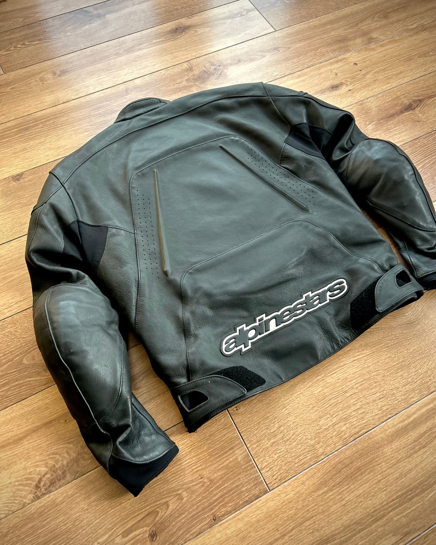 alpinestars black & white leather padded biker jacket (M).