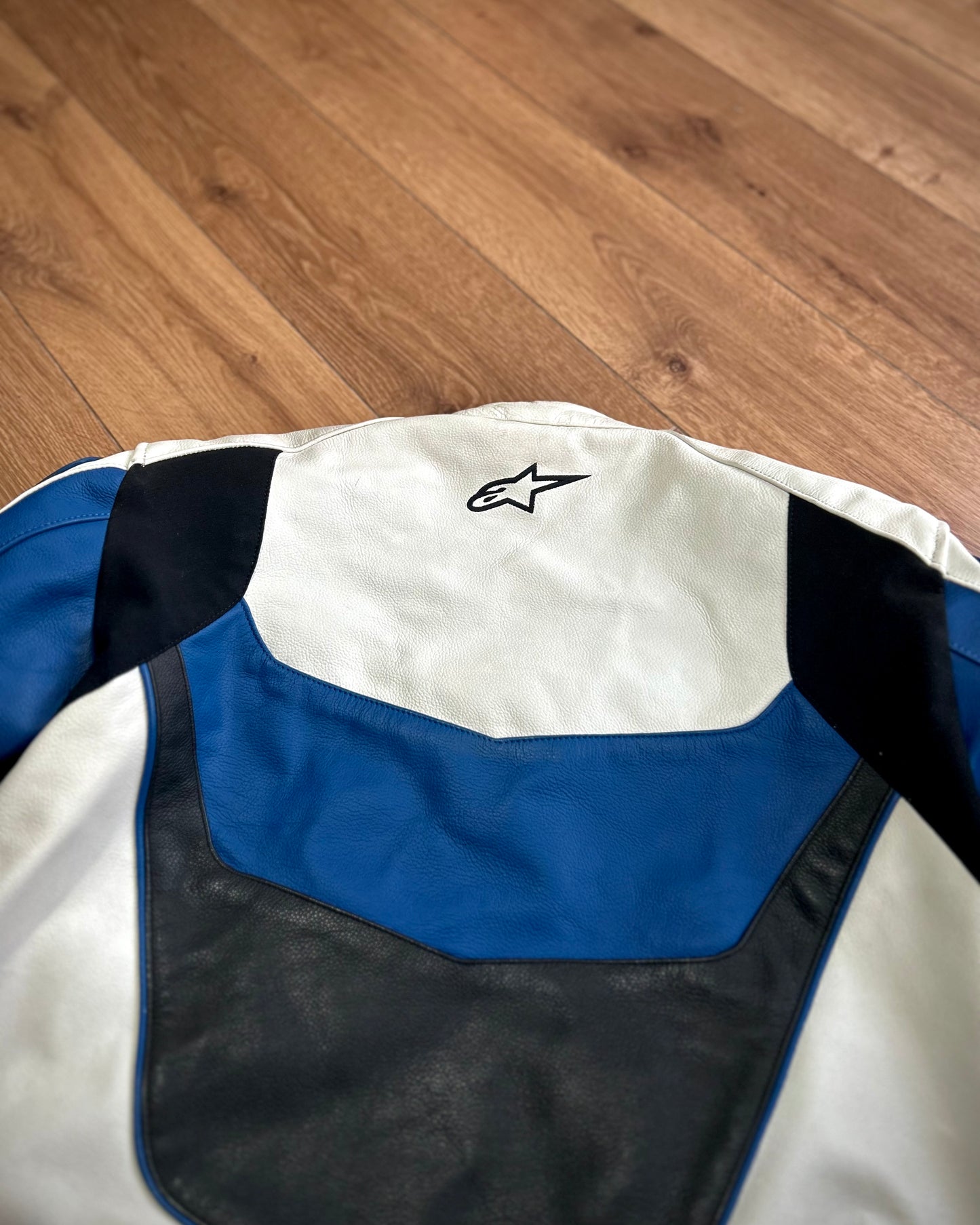 alpinestars white, blue & black padded leather biker jacket (M/L).