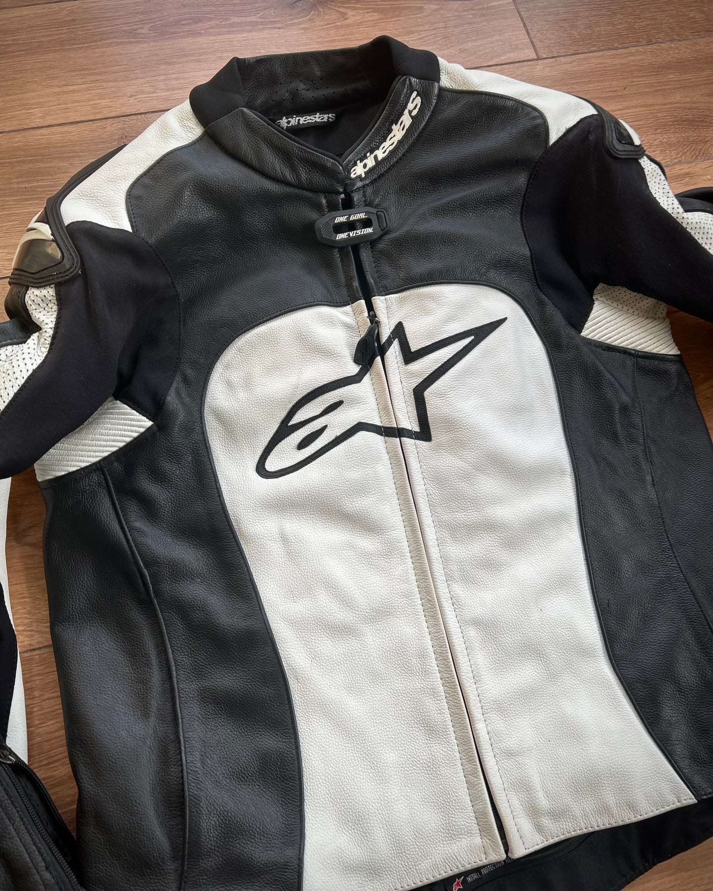 alpinestars white & black padded leather biker jacket (M).