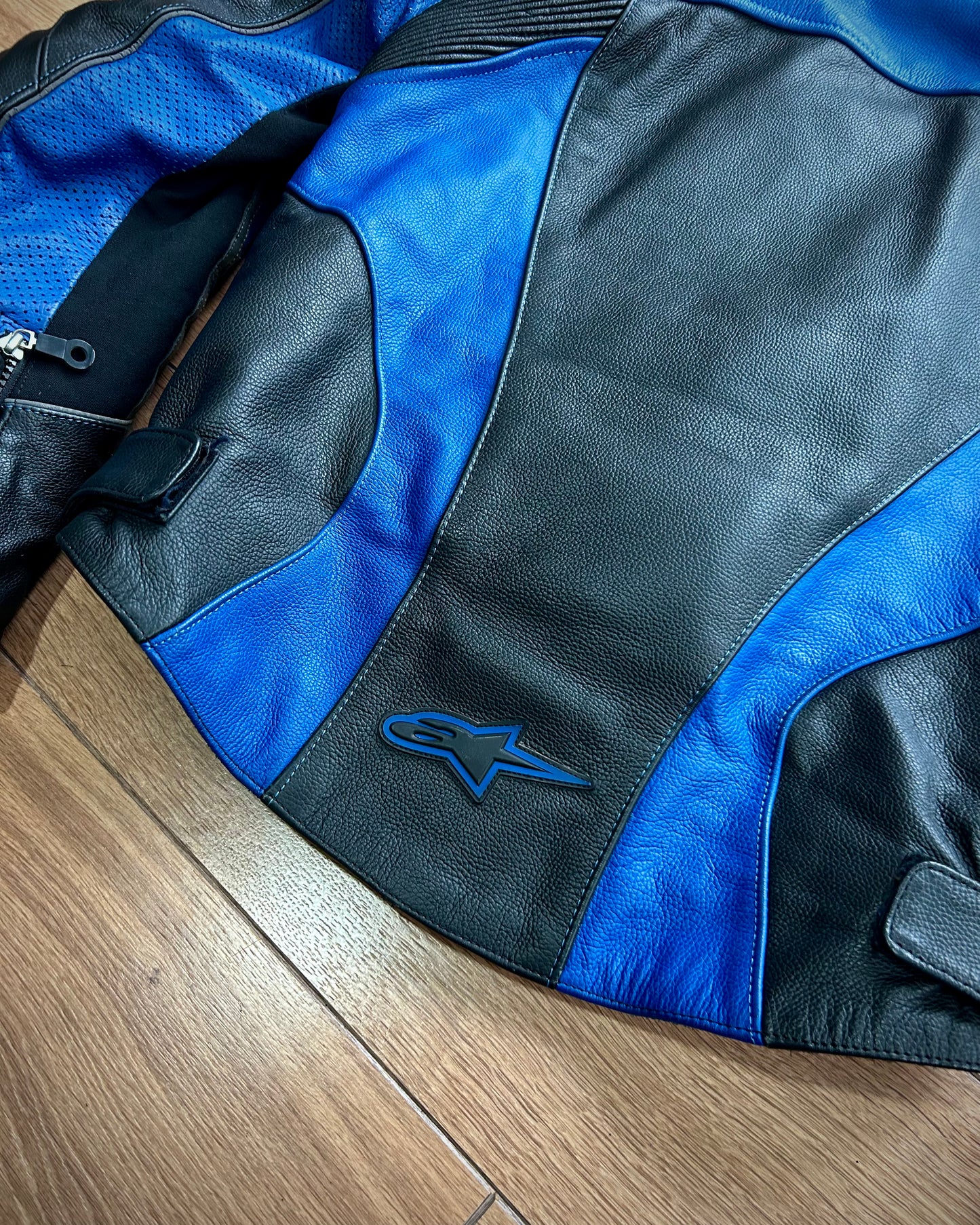 alpinestars black & blue padded leather biker jacket (M).