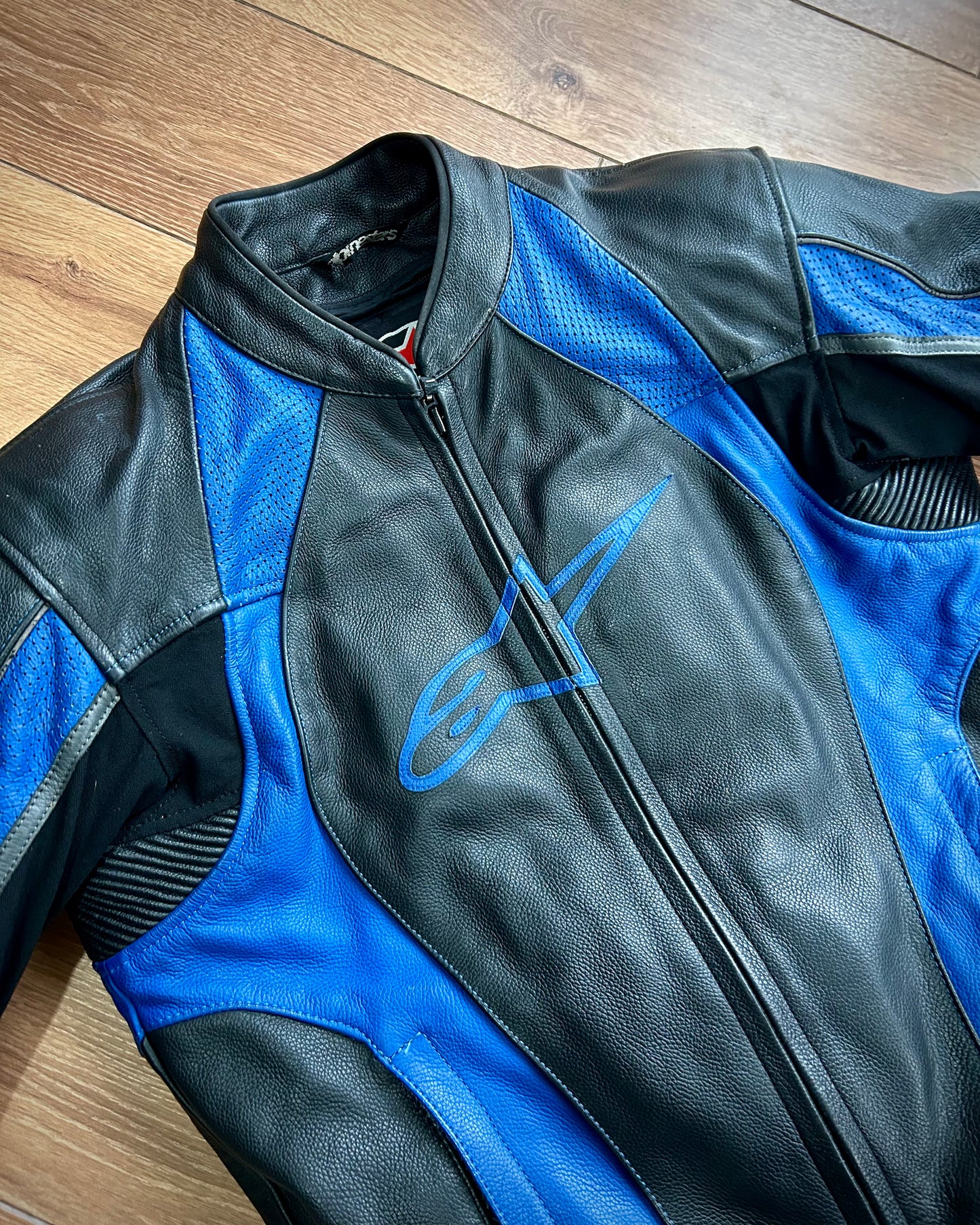 alpinestars black & blue padded leather biker jacket (M).