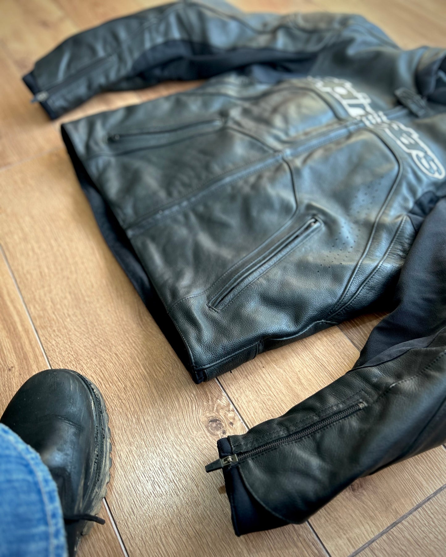 alpinestars black & white leather padded biker jacket (M).